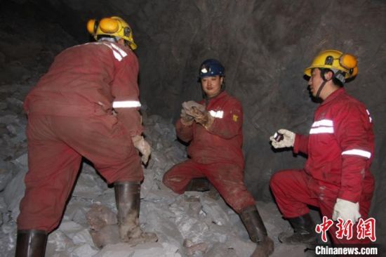 圖為甘肅嘉峪關(guān)酒鋼集團(tuán)鏡鐵山礦工作人員謝生瑞在井下作業(yè)。(資料圖)受訪者供圖