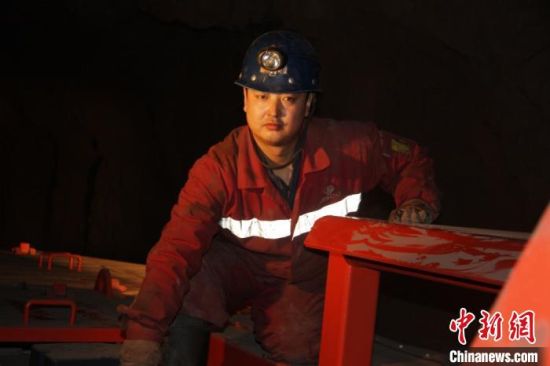 鏡鐵山礦位于祁連山南山山脈中段，是一個高海拔、高山型井下礦山，空氣稀薄，自然條件惡劣。圖為謝生瑞在礦區(qū)。(資料圖)受訪者供圖